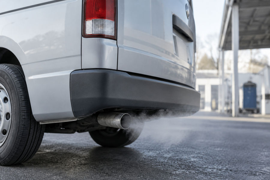 排気の変化が気になる車のイメージ