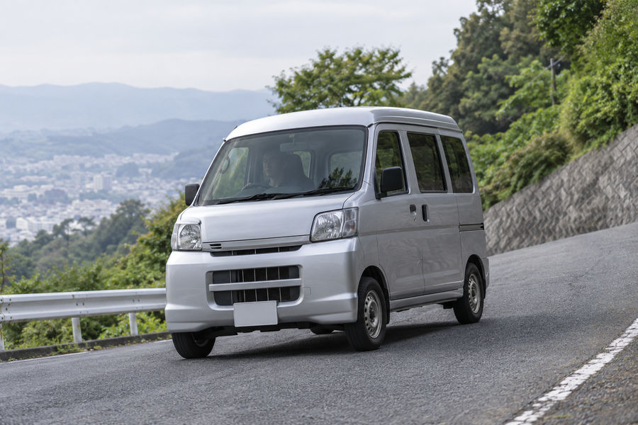 坂道で走りの力が気になる車のイメージ